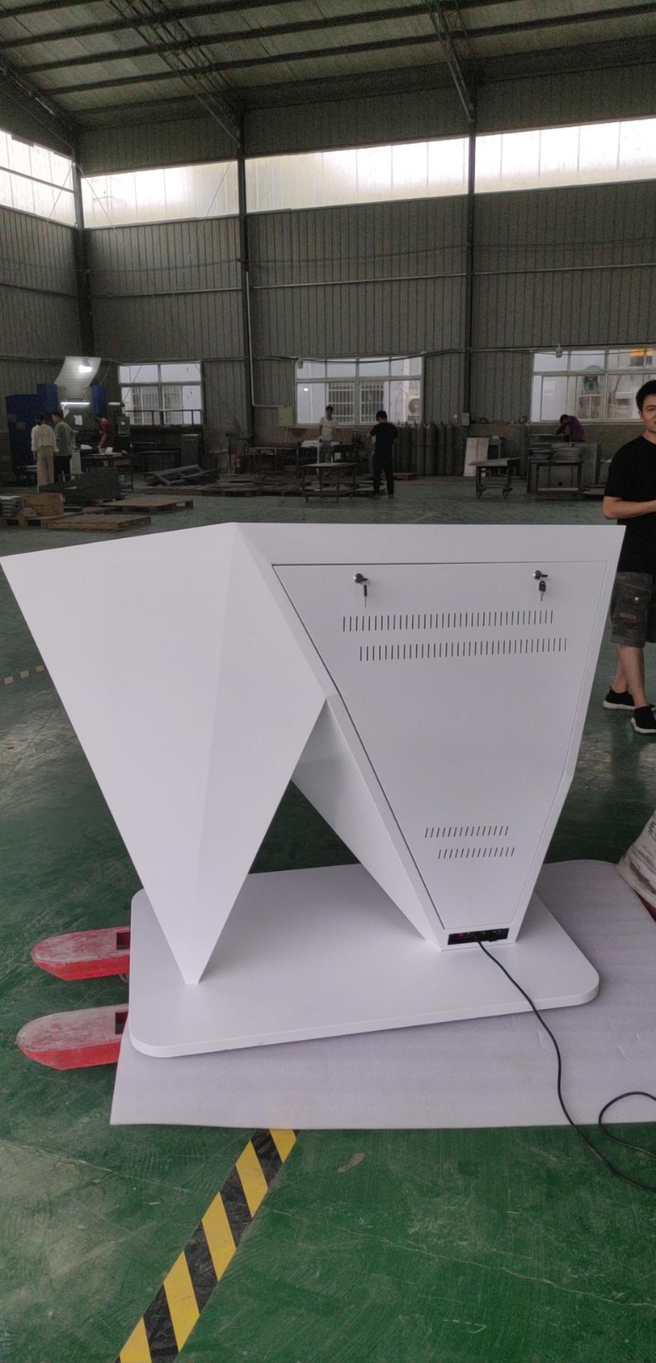 項目名稱 ：荊州國家電網(wǎng)智能顯示終端      拼接類型 ：55寸3.5mm3*7系列      施工單位 ：武漢思唯電子有限公司